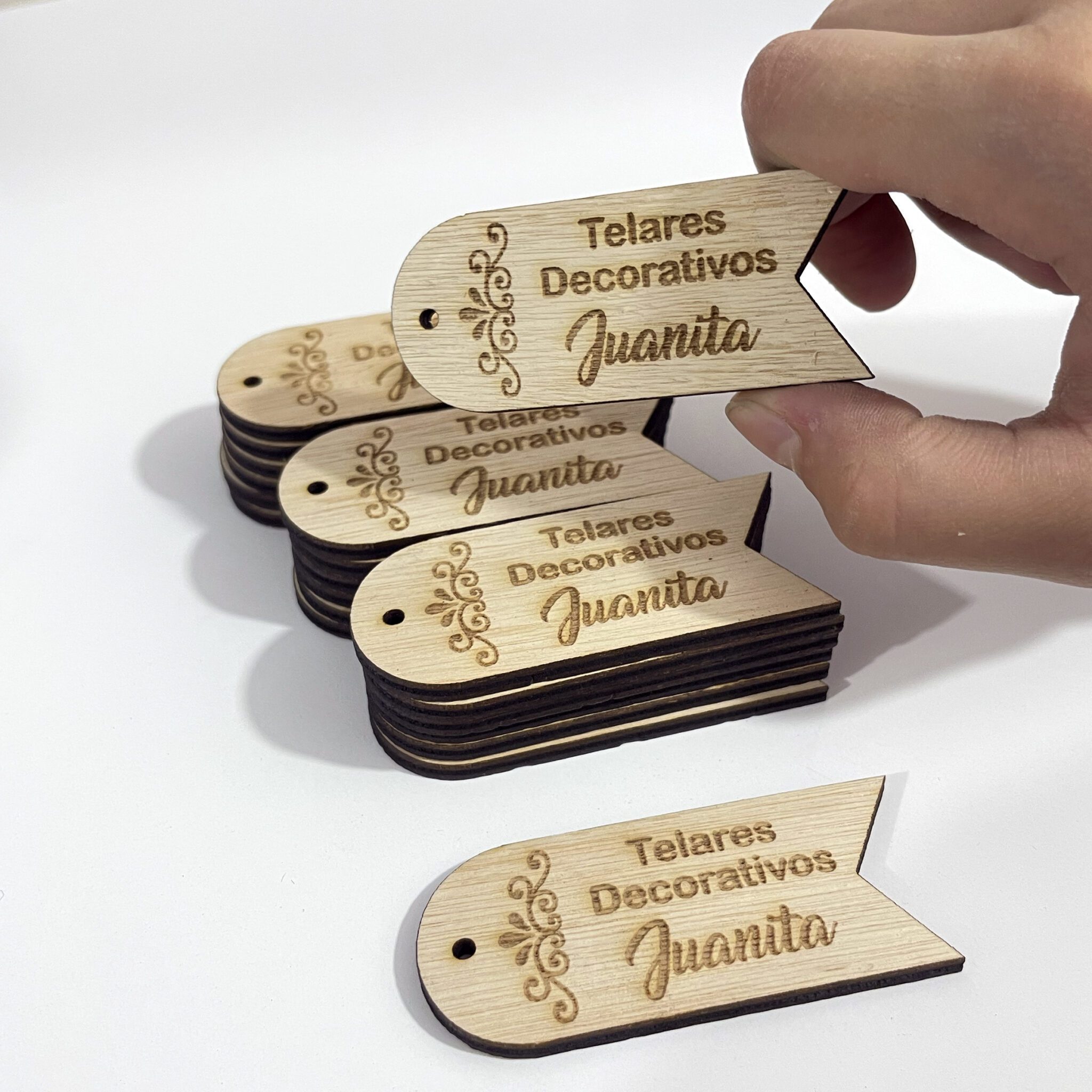 Una Colección De Etiquetas De Madera Con Un Marco De Madera Marrón Y